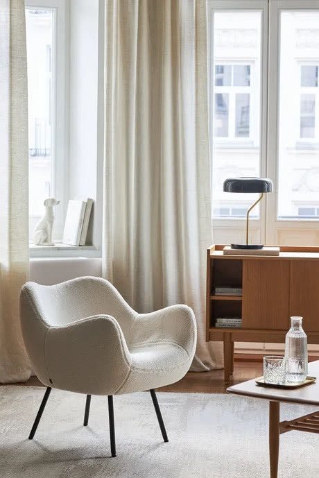 fotel w tkaninie boucle