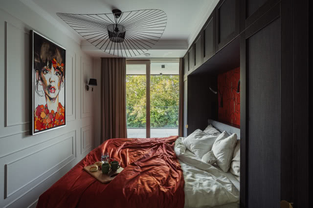 Sypialnia w ciemnym drewnie i czerwieni