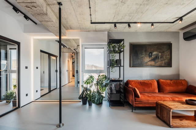 rura do pole dance w salonie