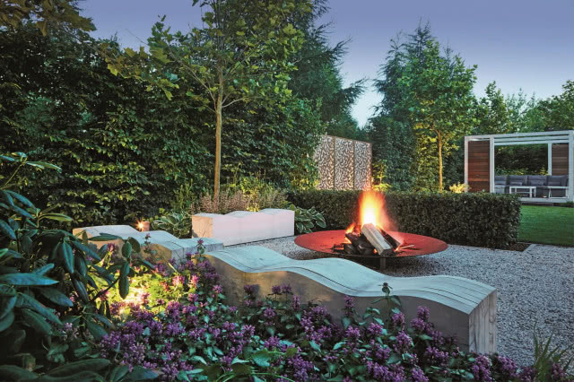 Nowoczesny ogród z paleniskiem