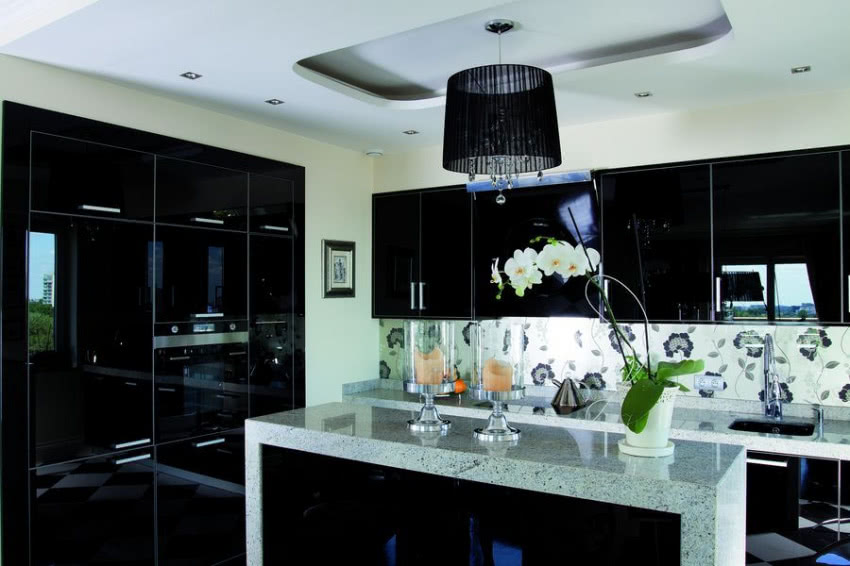 Kuchenne meble z czarnego szkła są idealnym tłem...
