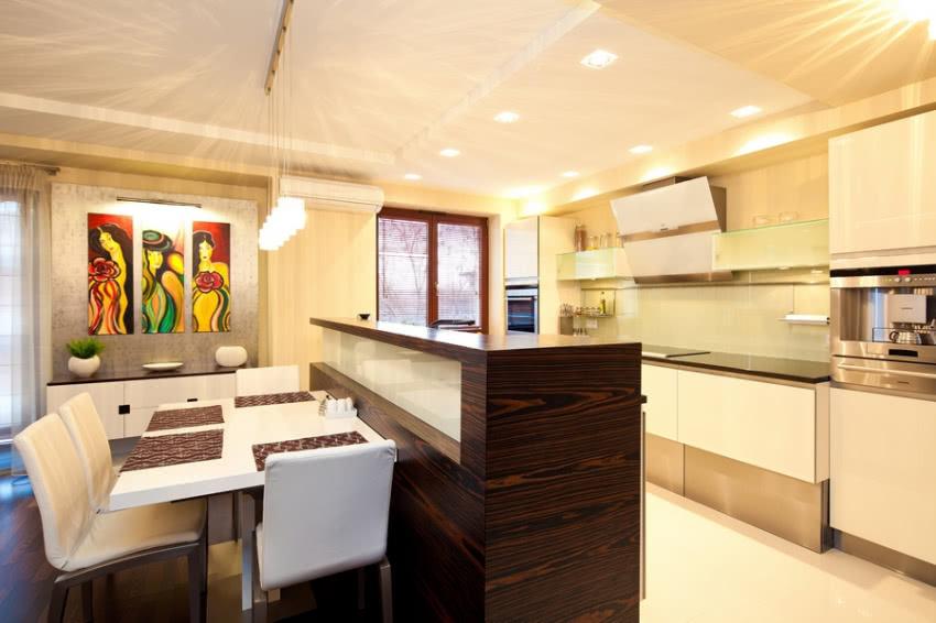 Wyspa kuchenna kryje zlew i zmywarkę