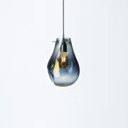 Szklana lampa
przypominająca
bańkę mydlaną,...