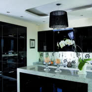 Klasyczne wnętrza w apartamentowcu