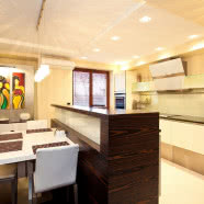 Brązowy apartament z pasiastymi dodatkami