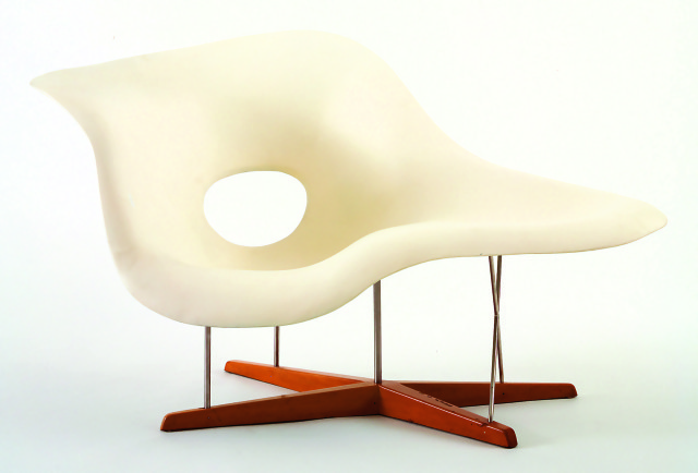 Charles i Ray Eames,
La Chaise, prototyp 1948,
MoMA, New York,
dar projektantów
© 2019 MoMA, New York,
fot. Jonathan Muzikar
