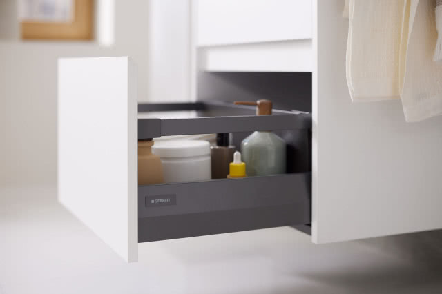 Wszystkie szuflady w serii Geberit Selnova Square wyposażono w mechanizm soft-close, który zapewnia płynne i bezgłośne zamykanie.