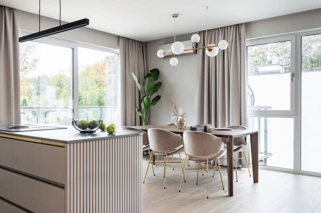 Welurowe krzesła przy stole jadalnianym