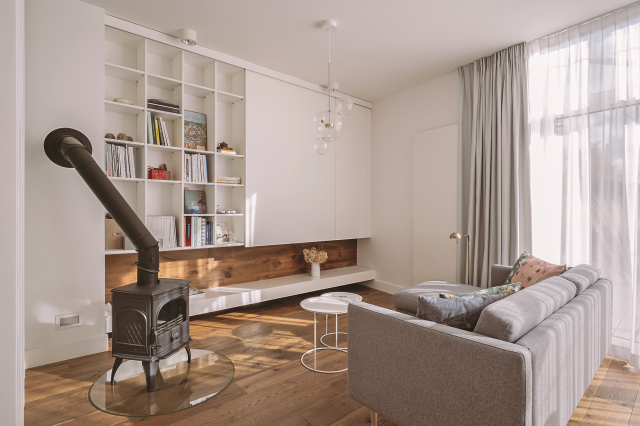 Biały salon z drewnianą podłogą