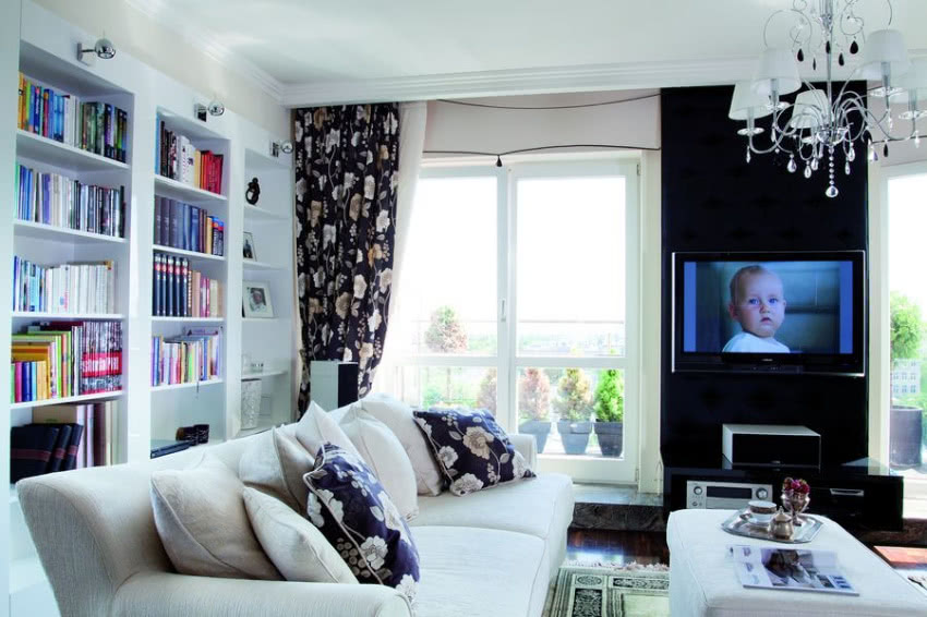 Z dominującą w salonie bielą kontrastują czarne...