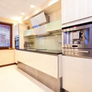 Wysoki blat wyspy kuchennej odcina kuchnię od...