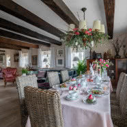 Wielkanoc pod strzechą - wiejski dom w Skandynawii