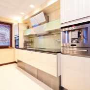 Brązowy apartament z pasiastymi dodatkami