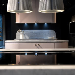 dwie lampy wiszące nad stolikiem kawowym, żółty fotel, pudrowy róż fotel, kuchnia, wyspa kuchenna, okap nad wyspą kuchenną, żaluzje, kanapa