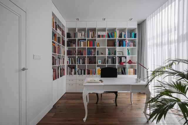 Ściana z książek w gabinecie