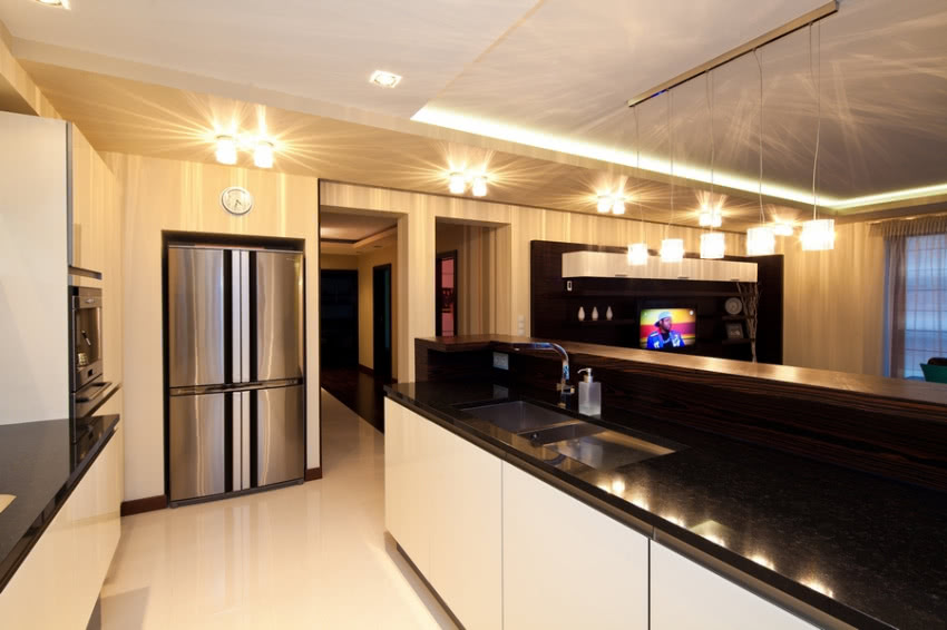 Duża srebrna lodówka została umieszczona w...