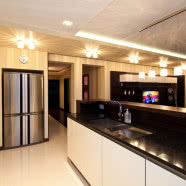 Brązowy apartament z pasiastymi dodatkami