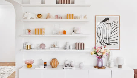 Białe meble do salonu - jak je wybrać i czy pasują do każdego wnętrza?