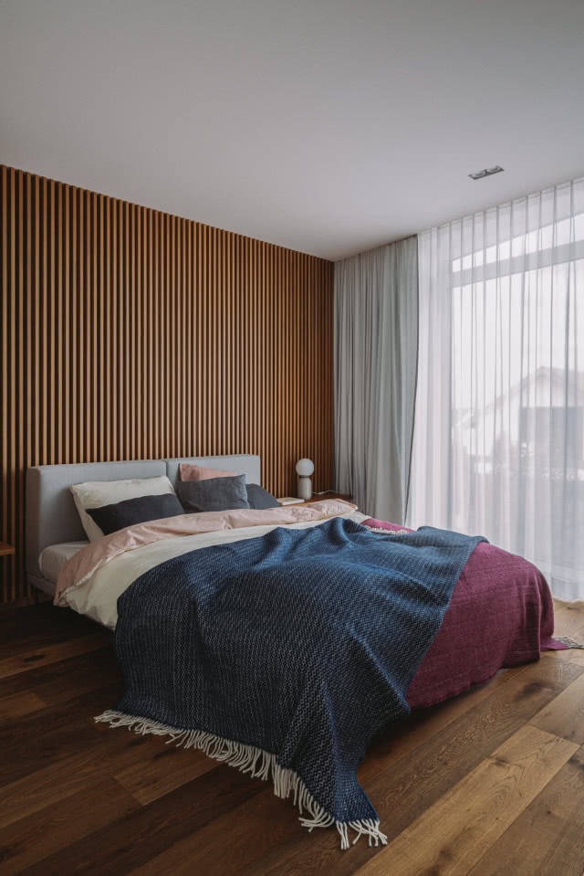 Lamele w sypialni za łóżkiem