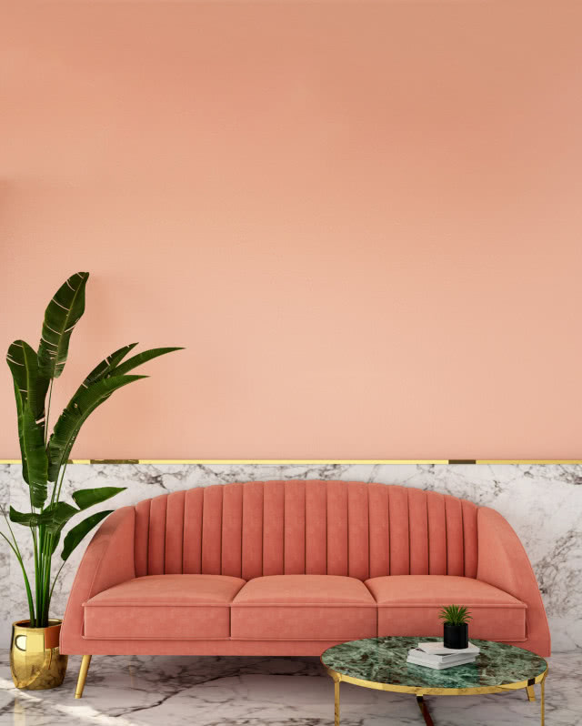 Living Coral w salonie - aranżacja, kanapa