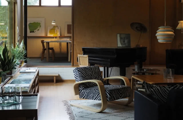 salon w domy, na pierwszym planie fotel