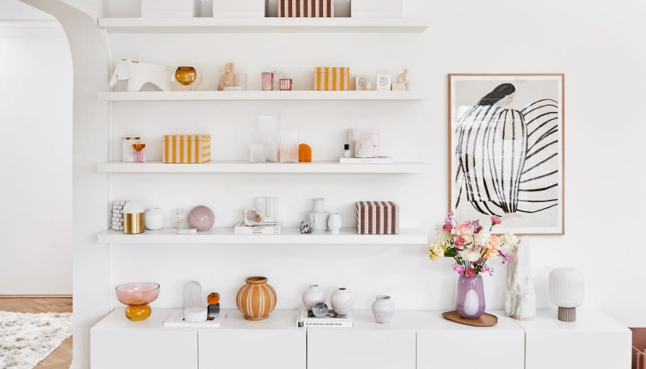 Białe meble do salonu - jak je wybrać i czy pasują do każdego wnętrza?