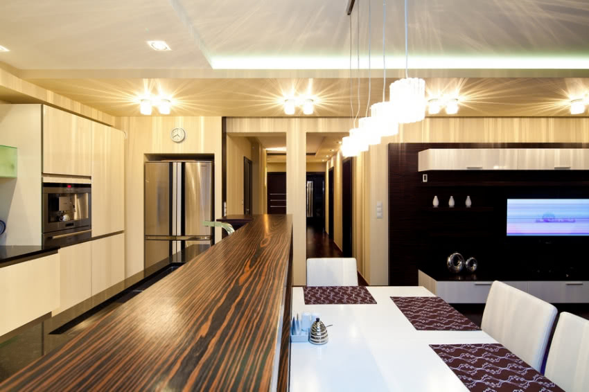 Wysoki blat wyspy kuchennej odcina kuchnię od...