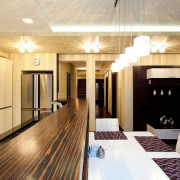 Wysoki blat wyspy kuchennej odcina kuchnię od...