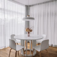 Dom na obrzeżach Szczecina urządzony w bieli i drewnie