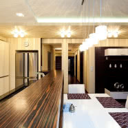 Brązowy apartament z pasiastymi dodatkami