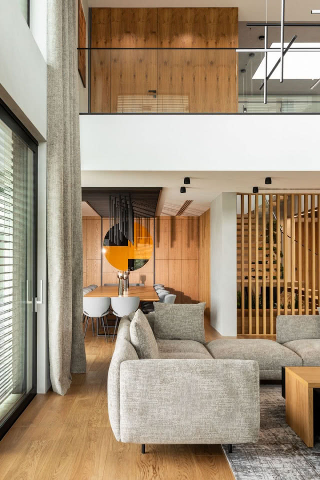 wysoki salon z antresolą