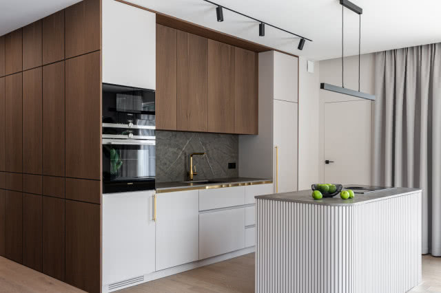 Biało drewniana kuchnia z wyspą