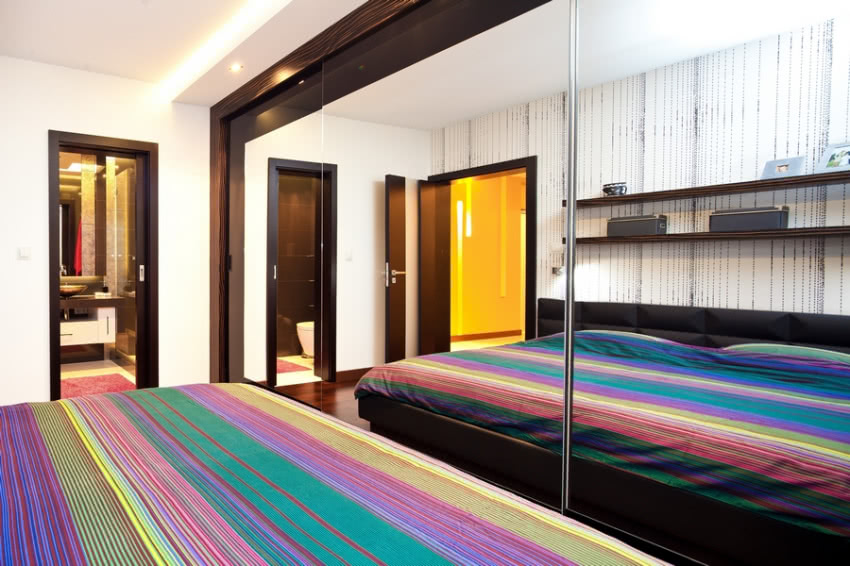 Szklane drzwi szafy wnękowej powiększają...