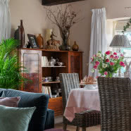 Wielkanoc pod strzechą - wiejski dom w Skandynawii