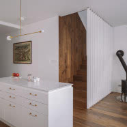 Dom na obrzeżach Szczecina urządzony w bieli i drewnie