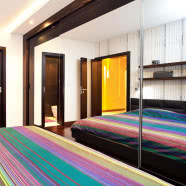 Brązowy apartament z pasiastymi dodatkami