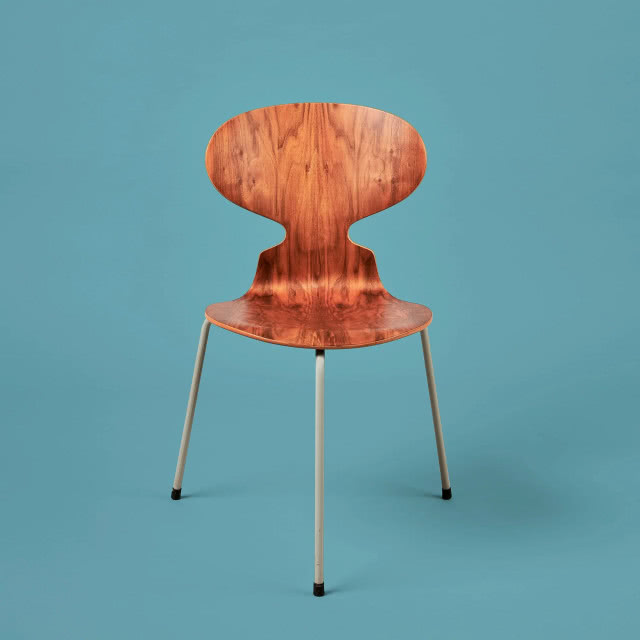 na niebieskim tle krzesło w kształcie mrówki