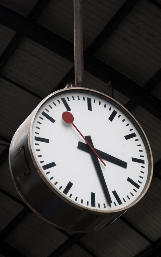 Zegar dworcowy szwajcarskich kolei stał się...