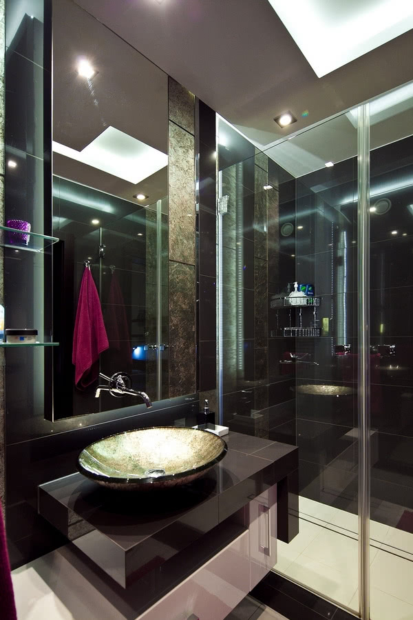 Dużo szkła i luster także w łazience