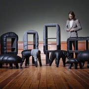 Więzy rodzinne
Stół z rodziny Succession,...