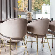 Gdańskie mieszkanie w stylu soft glam. Tu dominują obłe kształty!