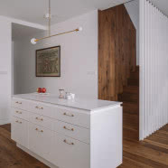 Dom na obrzeżach Szczecina urządzony w bieli i drewnie