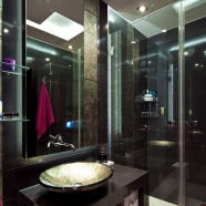 Brązowy apartament z pasiastymi dodatkami