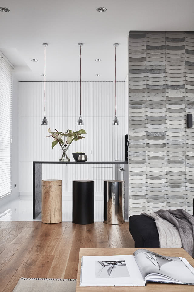 Srebrne hokery do barku w kuchni