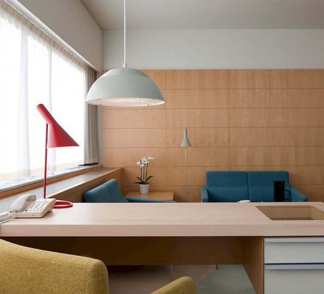 mieszkanie, gabinet, czerwona lampa stołowa