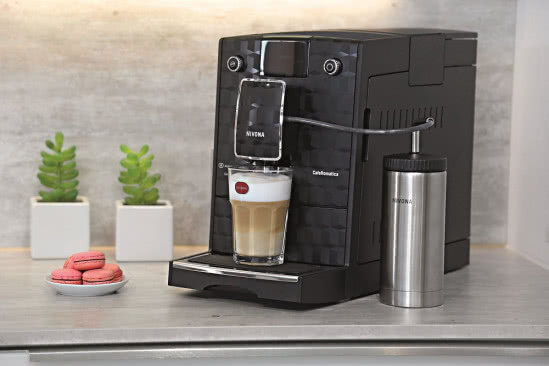 Nowoczesny ekspres do kawy Nivona CafeRomatica 788 w kolorze głębokiej i trójwymiarowej czerni