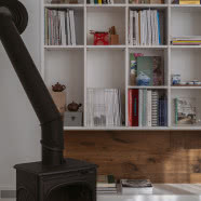 Dom na obrzeżach Szczecina urządzony w bieli i drewnie