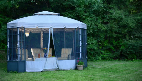 Komfortowe spotkania na świeżym powietrzu? Postaw na pawilon ogrodowy z moskitierą!