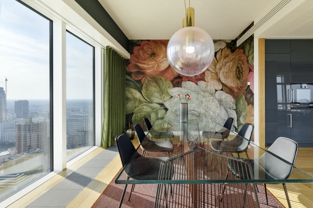 Kolorowa tapeta w luksusowym apartamencie na Złotej 44