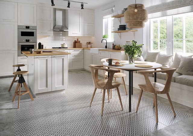 Kolekcja Vertigo kuchnia, meble kuchenne białe, blaty drewniane, stołki barowe, stół okrągły, krzesła drewniane